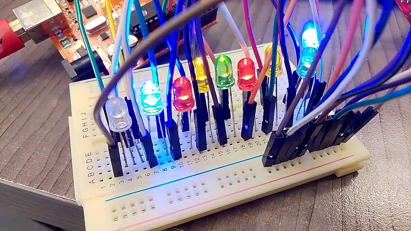 Circuito con LEDs encendidos sobre protoboard