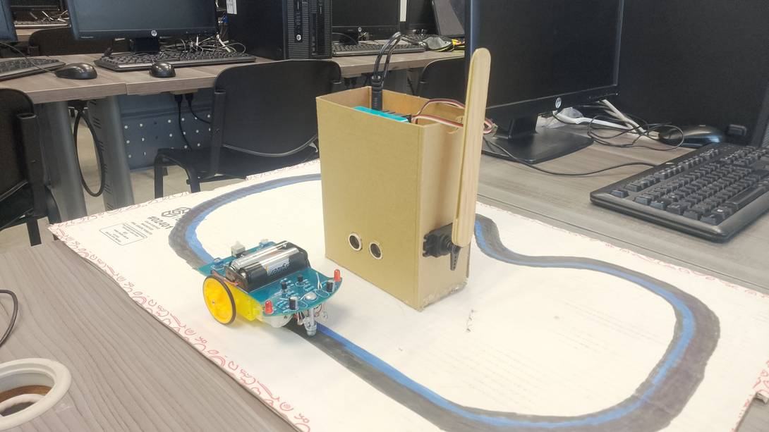 Robot seguidor de línea recorriendo su pista
